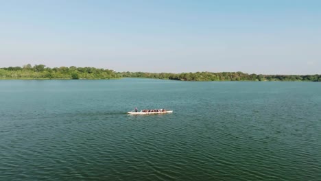 Luftdrohnenaufnahme-Eines-Langboot-Ruderteams,-Das-Auf-Dem-Kramer-Lake-In-Pasadena,-Texas,-Trainiert