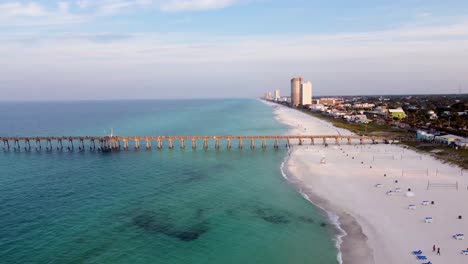 Panama-City-Beach-Pier-Luftaufnahme-Der-Silhouette-Eines-Angelpiers-Am-Meer-Mit-Einem-Farbenfrohen-Und-Goldenen-Sonnenaufgang