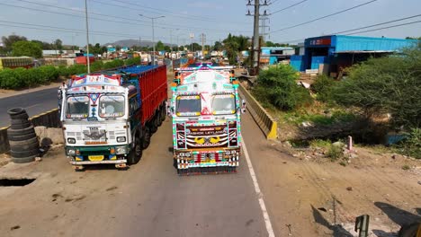 Dekoriertes-Indisches-Lkw-Fahren,-Lkw-Fahrten,-Lebendige-Farben,-Heller-Sonniger-Tag,-Indische-Lkw-Kunst,-Indien,-Maharashtra,-Bunter-Lkw,-Handbemalt,-Aufwendige-Muster,-Eigenwillig,-Kunstwerk,-Symmetrisch