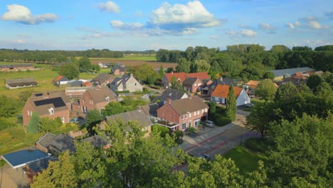 Casas-Residenciales-Holandesas-De-Pueblo-Tradicional-En-El-Sur-De-Los-Países-Bajos.