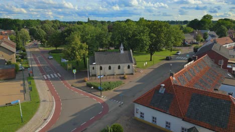 Vorwärts-Nähern-Sich-Der-Katholischen-Kapelle-Cornelius-Im-Niederländischen-Dorf-Gastel-In-Brabant