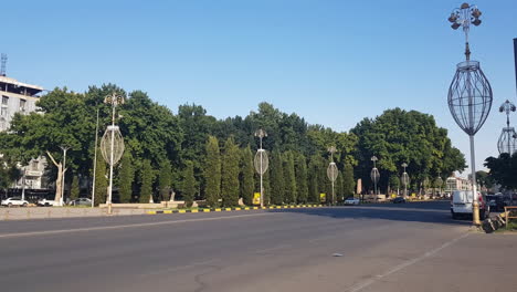 Täglicher-Verkehr-In-Der-Innenstadt-Von-Chudschand,-Tadschikistan,-Weite-Aussicht