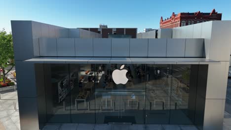 Apple-store-in-downtown-Chicago,-IL