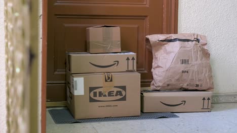 Amazon-Und-IKEA-Bestellen-Lieferpakete-Vor-Der-Tür-Eines-Kunden