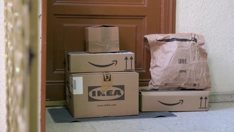 Paquetes-De-Entrega-De-Pedidos-De-Amazon-E-Ikea-Vistos-Frente-A-La-Puerta-De-Un-Cliente