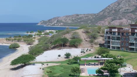 Antena-Escénica-Hacia-Adelante-Sobre-La-Piscina-En-El-Hotel-Tropical-Resort-Puntarena