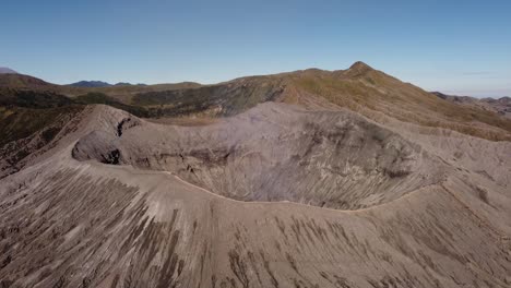 Huge-volcanic-crater-Stratovolcanoin-Indonesia,-aerial-forward-sunny-summer-day---Bromo