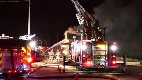 Bomberos-Trabajando-Duro-Para-Apagar-Un-Gran-Incendio-En-Brampton,-Ontario,-Canadá.