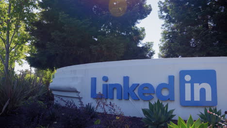 Cartel-De-Linkedin-En-Su-Sede-En-Sunnyvale,-California---Revelación-Inclinada-Hacia-Abajo