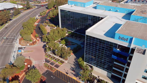 Edificio-De-Oficinas-De-Intel-Corporation-En-Santa-Clara,-California---Paralaje-Aéreo