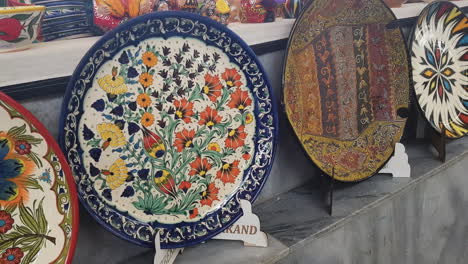 Colorful-Pottery,-Plates-and-Figures-on-Display-in-Traditional-Bazaar-in-Samarkand,-Uzbekistan,-Close-Up