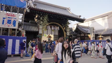 Busy-Streets-of-Tenma-outside-Tenmangu-Shrine-during-Festival