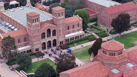 Vista-Aérea-Alrededor-De-La-Gente-Reunida-Frente-Al-Edificio-Royce-Hall-En-Ucla