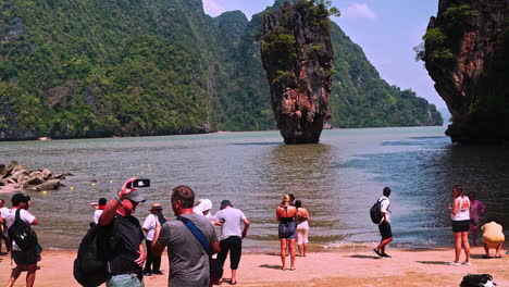 Turistas-Que-Visitan-La-Playa-De-La-Bahía-De-Phang-Nga-En-La-Isla-James-Bond-En-Tailandia