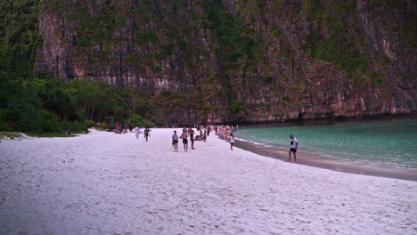 Menschen-Am-Berühmten-Maya-Bay-Beach,-Bekannt-Aus-Dem-Strandfilm,-Thailand