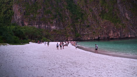 Gente-En-La-Famosa-Playa-De-Maya-Bay-Conocida-Por-La-Película-De-Playa,-Tailandia