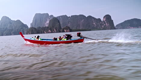 Motorboot-Mit-Touristischen-Passagieren,-Die-Entlang-Der-Inseln-Im-Thailändischen-Meer-Fahren
