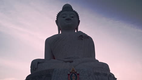 Estatua-Del-Gran-Buda-De-Phuket-Con-Turistas-Visitantes-Bajo-El-Cielo-Del-Atardecer