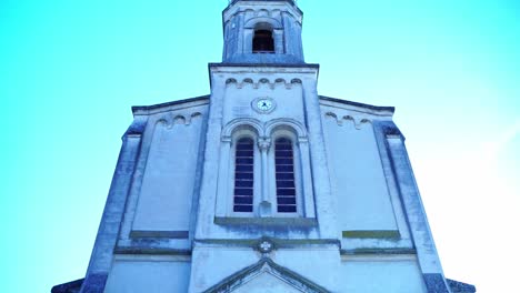Aufnahme-Einer-Kirche-In-Frankreich-Von-Der-Tür-Bis-Zum-Glockenturm-Im-Sonnenschein
