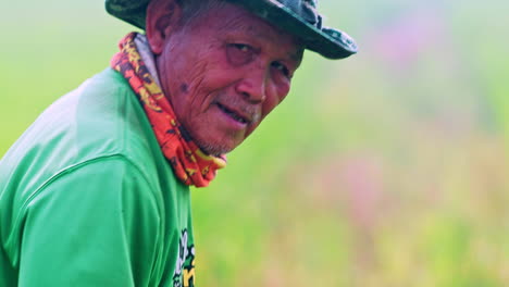 Asiatischer-Bauer-Mit-Hut,-Der-Im-Reisplantagenfeld-In-Thailand-Arbeitet