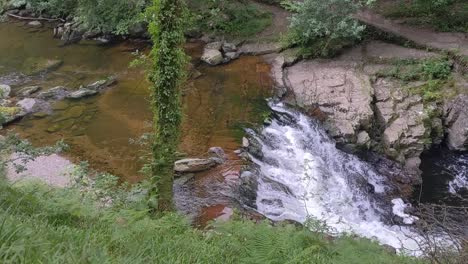 Kleiner-Wasserfall-Am-Breiten-Fluss-In-Der-Nähe-Von-Watersmeet