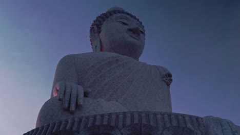 Turistas-Caminando-Bajo-La-Estatua-Del-Gran-Buda-De-Phuket-Por-La-Noche,-Tailandia