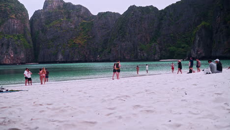 Menschen,-Die-Am-Sandigen-Maya-Strand-In-Thailand-Spazieren-Gehen-Und-Entspannen