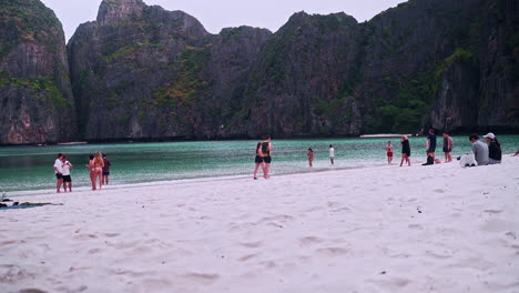 Gente-Caminando-Y-Relajándose-En-La-Playa-De-Arena-Maya-En-Tailandia