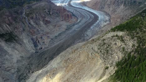 Drone-Revela-Sobre-El-Glaciar-Aletsch-En-Los-Alpes-Suizos-Con-Paisajes-Montañosos-Nevados