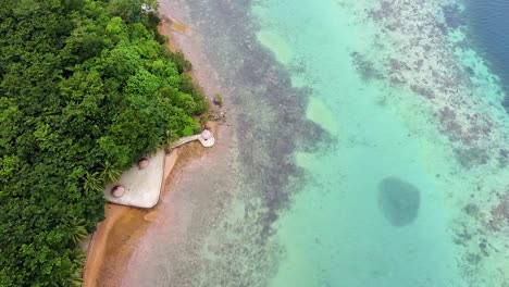 Luftaufnahme-über-Abgelegenem-Urlaubsziel-In-Coron-Bay,-Palawan,-Philippinen-Mit-Türkisfarbenem-Meerwasser,-Korallenriff-Und-Waldbedeckter-Tropischer-Insel