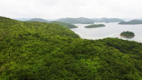 Antena-Que-Se-Eleva-Sobre-Una-Isla-Tropical-Cubierta-De-Selva-Tropical,-Islas-Dispersas-Y-Vistas-Al-Mar-En-La-Bahía-De-Coron,-Palawan,-Filipinas,-Sudeste-Asiático