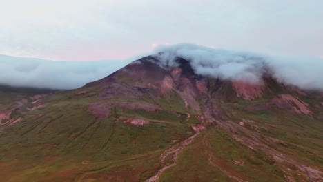 Nubes-Moviéndose-Sobre-El-Pico-De-La-Montaña-En-Borgafjordur-Eystri,-Este-De-Islandia