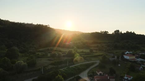 Schöne-Luftaufnahme-Der-Portugiesischen-Landschaft-Während-Eines-Sommersonnenuntergangs-Auf-Dem-Land