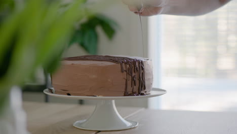 Faszinierende-Zeitlupen-Schokoladenkuchendekoration-Von-Einem-Erfahrenen-Kaukasischen-Hobbybäcker