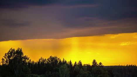 Dunkler-Und-Dramatischer-Wolkengebilde-Sonnenuntergang-Im-Zeitraffer-über-Einem-Wald-In-Silhouette