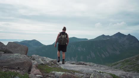 Wanderer-Mit-Rucksack-Wandern-Und-Bleiben-Dann-Stehen,-Um-Die-Schönheit-Der-Natur-Auf-Dem-Salberget-Hügel-In-Norwegen-Zu-Bewundern