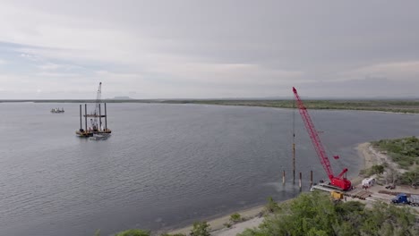 Vista-Aérea-De-Barcaza-En-Alta-Mar-Con-Grúa-En-El-Muelle-Para-Barcos-Conectados-Con-Gas-Manzanillo-Power-Energía-2000