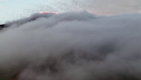 Bei-Sonnenuntergang-Durch-Wolken-Und-Nebel-Fliegen