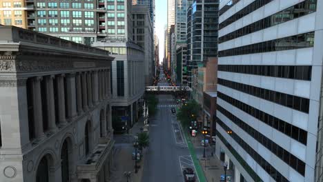 Cruce-De-Trenes-Sobre-Vías-Elevadas-De-Tren-En-El-Centro-De-Chicago,-Illinois