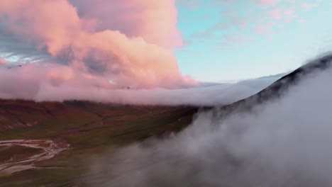 Wogende-Wolken-über-Dem-Berg-Während-Des-Sonnenuntergangs-In-Borgafjördur-Eystri,-Ostisland