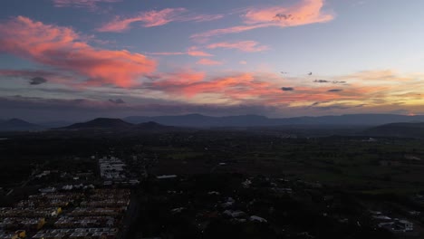 Atemberaubendes-Drohnenvideo-Einer-Skyline-Im-Ländlichen-Mexiko