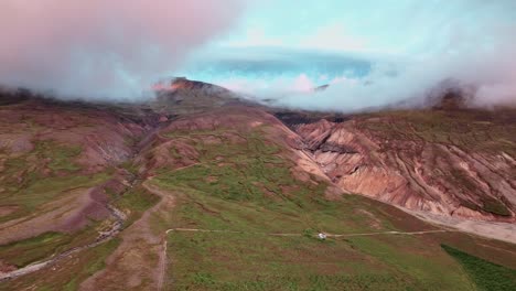 Montañas-Del-Fiordo-De-Borgarfjordur-Cubiertas-De-Nubes-En-El-Este-De-Islandia---Toma-Aérea