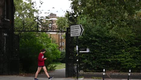 Pasando-Por-El-Hospital-Great-Ormond-Street,-Londres,-Reino-Unido