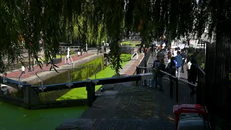 Blick-Von-Der-Eisernen-Fußgängerbrücke-über-Den-Regent&#39;s-Canal,-London,-Vereinigtes-Königreich