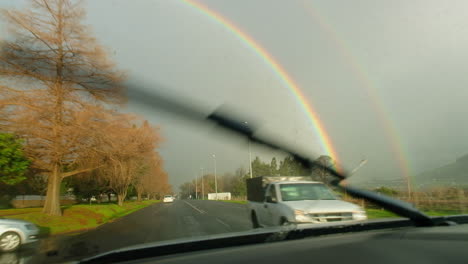 Atemberaubender-Doppelregenbogen-Im-Verregneten-Franschhoek,-Aufgenommen-Vom-Fahrenden-Auto-Aus