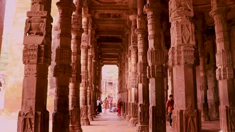 Alte-Große-Moschee-Namens-Adhai-Din-Ka-Jhonpra.-Vintage-Säulenarchitektur-Aus-Einem-Einzigartigen-Blickwinkel.-Das-Video-Wurde-Am-19.-August-2023-In-Adhai-Din-Ka-Jhonpra-In-Ajmer,-Rajasthan,-Indien,-Aufgenommen