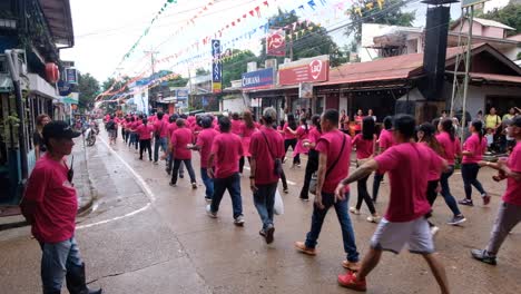 Gente-Cantando-Y-Bailando-En-Las-Calles-De-La-Ciudad-De-Coron-Durante-Las-Celebraciones-Del-Festival-Pintados-Kasadyaan-En-La-Ciudad-De-Coron-En-Palawan,-Filipinas,-El-Sudeste-De-Asia.
