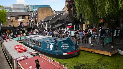 Blick-Auf-Die-Londoner-Wasserbusgesellschaft-Aus-Eisen,-Die-Fußgängerbrücke-über-Den-Regent&#39;s-Canal,-London,-Vereinigtes-Königreich