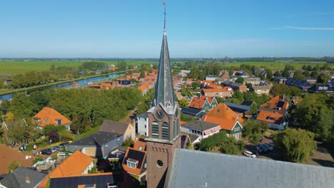 Establecimiento-De-La-Torre-De-La-Iglesia-Reformada-Holandesa-En-La-Aldea-Rural-De-Ilpendam,-Holanda-Del-Norte