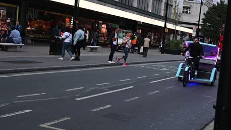 Rickshaw-Azul-Dentro-De-Oxford-Street,-Buscando-Turistas,-Londres,-Reino-Unido